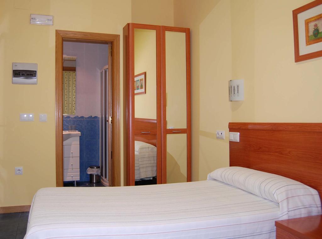Hostal Los Claveles Torrejón de Ardoz Exteriér fotografie