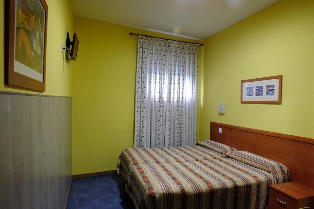Hostal Los Claveles Torrejón de Ardoz Exteriér fotografie