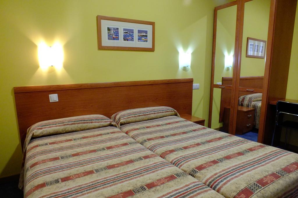 Hostal Los Claveles Torrejón de Ardoz Exteriér fotografie