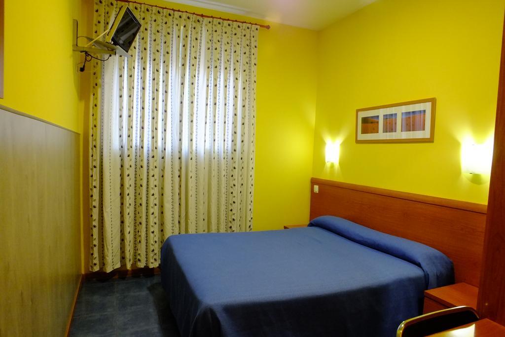 Hostal Los Claveles Torrejón de Ardoz Exteriér fotografie