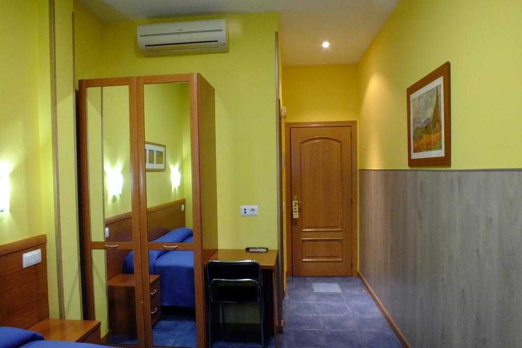 Hostal Los Claveles Torrejón de Ardoz Exteriér fotografie